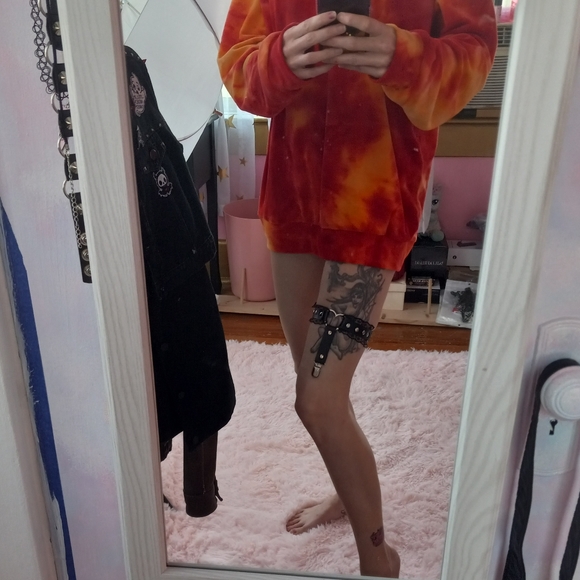 Metal heart & lace sexy thigh garter! Adjustable for all sizes! - Picture 8 of 8